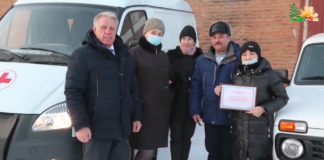 Глава района Владимир Саар вручил ключи от новых машин медицинской помощи.