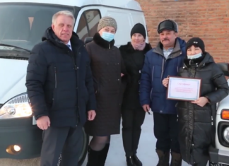 Глава района Владимир Саар вручил ключи от новых машин медицинской помощи.