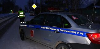 В Карабуле госавтоинспекторы пресекли перевозку ребенка ребенком.