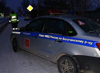 В Карабуле госавтоинспекторы пресекли перевозку ребенка ребенком.