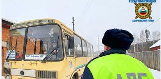 Сотрудники Госавтоинспекции устанавливают обстоятельства происшествия с участием пассажирского автобуса, произошедшего сегодня в поселке Новохайский.