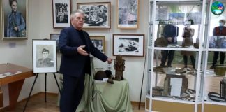 Глава Владимир Саар представил делегациям Мотыгинского и Кежемского районов Галерею Победы.