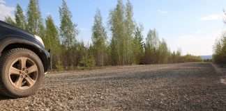 Работы по отсыпке дороги Ангарский-Гремучий идут полным ходом. По некоторым участкам передвигаться на авто становится довольно комфортно, тест — драйв пройден !