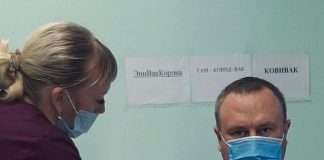 Председатель районного совета депутатов Алексей Медведев поставил вакцину против Ковида «Спутник V» в Богучанской районной больнице.