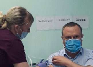 Председатель районного совета депутатов Алексей Медведев поставил вакцину против Ковида «Спутник V» в Богучанской районной больнице.