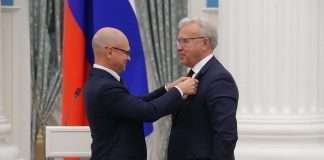 Губернатору Александру Уссу вручили орден Александра Невского.