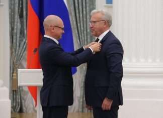 Губернатору Александру Уссу вручили орден Александра Невского.