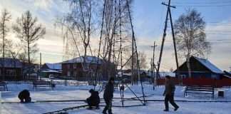На площади РДК «Янтарь» началась подготовка к Новому году.
