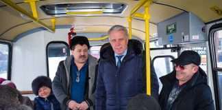 Улыбки и радостные лица людей. Очередная замена старого автобуса на новый в Богучанском районе.