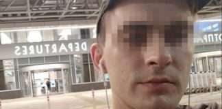 Неадекватный отец ударил ножом сына.