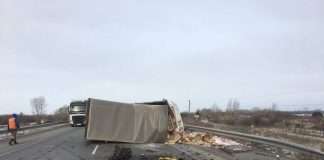 Не для слабонервных. В Красноярском крае перевернулся грузовик с сахаром.