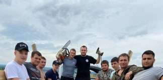 В Чунояре местные активисты своими силами облагородили пляж!