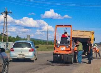 В Богучанах продолжаются работы по восстановлению дорожного покрытия.
