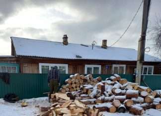 В поселке Октябрьский начали обеспечивать дровами семьи мобилизованных граждан.