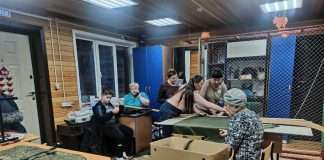 В Чунояре добровольцы отшивают российским солдатам специальное обмундирование.