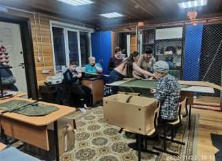 В Чунояре добровольцы отшивают российским солдатам специальное обмундирование.