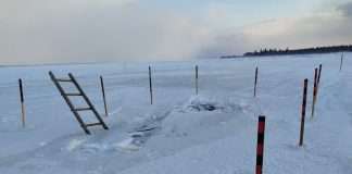 В Мотыгинском районе микроавтобус провалился под лёд.