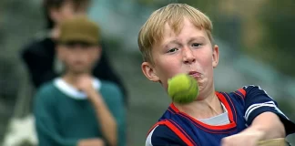 В Российских школах будут учить играть в лапту.