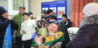 На Родину вернулся военнослужащий Сергей Пустынский. Без лишних слов — эмоции.