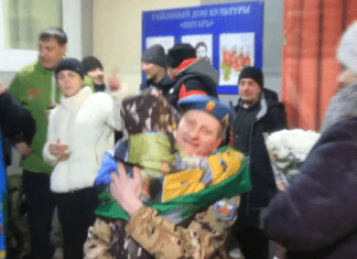На Родину вернулся военнослужащий Сергей Пустынский. Без лишних слов — эмоции.