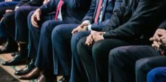 Верховный суд пояснил, что оскорбляя чиновников, можно пойти под суд.