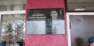 В поселке Октябрьский открыли мемориальную плиту в честь участника военных действий.