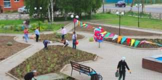 На площади районного Дома культуры в Богучанах высадили цветы.