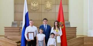 Благодарственные письма и рукопожатия. И.о Губернатора Красноярского края Михаил Котюков торжественно поздравил победителей Всероссийского конкурса «Семья года»-2023″!