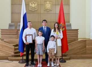 Благодарственные письма и рукопожатия. И.о Губернатора Красноярского края Михаил Котюков торжественно поздравил победителей Всероссийского конкурса «Семья года»-2023″!
