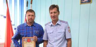 В полиции наградили Алексея Карпова, который в Тайге нашел пенсионерку.