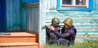 Каски, автоматы и бронежилеты.