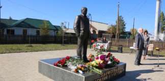 В Хребтовом открылся сквер, в котором установили памятник почетному гражданину Василию Борисовичу Дармограю.
