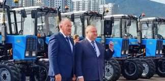 В Манзю едет новый трактор.