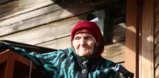 99 лет исполнилось труженице тыла Марии Васильевне Журавлевой. В связи с этим событием, во дворе ее дома был организован концерт народного ансамбля «Ангарские напевы», поздравления и подарки от руководства района.