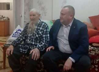 В канун Новогодних праздников поздравил ветерана Великой Отечественной войны Павла Федоровича Подскребышева глава Богучанского района Алексей Сергеевич Медведев.