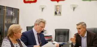 Безопасность деревянных домов, начисление пенсий, стоимость авиабилетов, дороги. Алексей Додатко с рабочим визитом посетил Северо-Енисейский район.