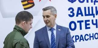 Спикер краевого парламента вручил участникам ЧВК удостоверения ветеранов боевых действий.
