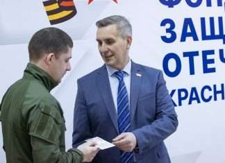 Спикер краевого парламента вручил участникам ЧВК удостоверения ветеранов боевых действий.