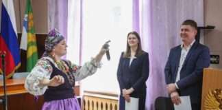 В районной администрации вручили Благодарственные письма специалистам муниципальных образований в связи с профессиональным Днем местного самоуправления.