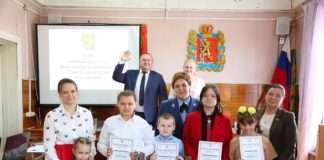 Патриотизм и любовь к Родине. Творческие работы юных дарований Богучанского района по достоинству оценила депутат ЗС Екатерина Уделько.