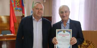 С юбилеем! Глава района Алексей Медведев вручил Поздравительный адрес юбилярам