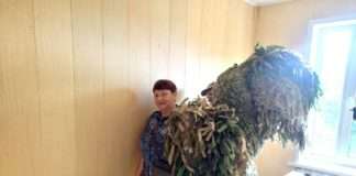 В Богучанах волонтёр Светлана Севостьянова сплела для фронта самую длинную сеть!