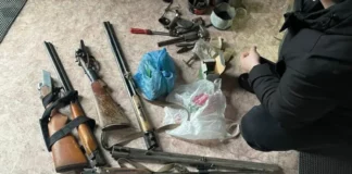 В Богучанском районе оперативники пресекли незаконное хранение оружия, боеприпасов и наркотиков.