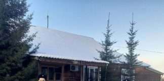 В Богучанском районе сотрудники дорожно-патрульной службы помогли потушить горящую машину.