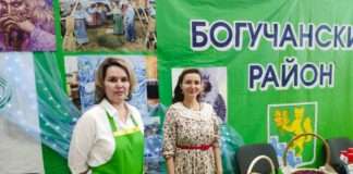 Гостей праздника встретили хлебом и солью. В Красноярске отметили День урожая.