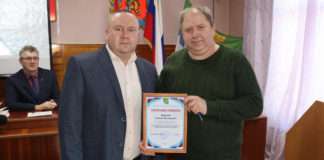 Глава Богучанского района А.С.Медведев отметил Почетной грамотой начальника Богучанского межрайонного отдела компании «Крудор» Г.Е.Воропая за весомый вклад в развитие дорожного хозяйства Богучанского района.