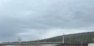 В Богучанах очевидцы зафиксировали, как ручей талых вод окрасился в ярко зеленый цвет.