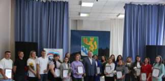 Глава Богучанского района А.С.Медведев вручил Благодарственные письма успешной молодежи.