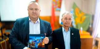 По инициативе главы Богучанского района Алексея Сергеевича Медведева на стадионе «Ангара» состоялись товарищеские спортивные встречи с участием ветеранов и представителей легендарного хоккейного клуба «Енисей». Гостей и местных жителей объединили игры в футбол и флорбол.