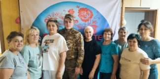 «Дорогой, солдат! Мы очень гордимся тобой и тем, что ты служишь нашей стране. Твоя преданность и смелость вызывают восхищение. Уверены, ты справишься с любыми трудностями!» — это письмо попало в руки бойцу СВО Алексею Марченко (позывной Маус) вместе с очередной посылкой, отправленной волонтёрами. Письмо от учеников Хребтовской школы.